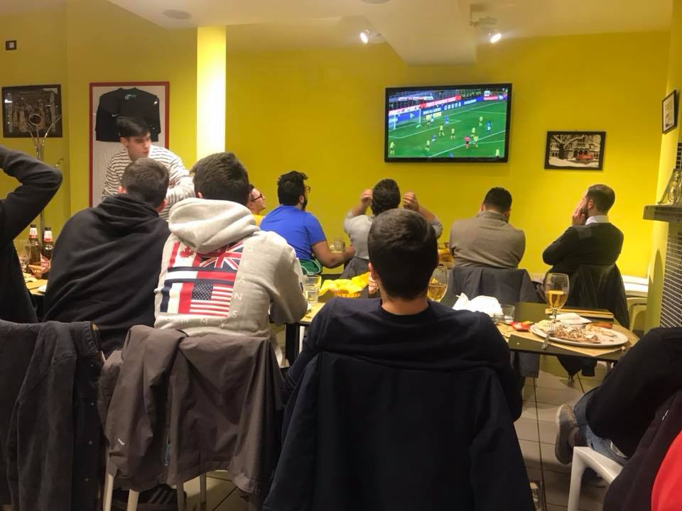 sala tavoli tv calcio a pizza express